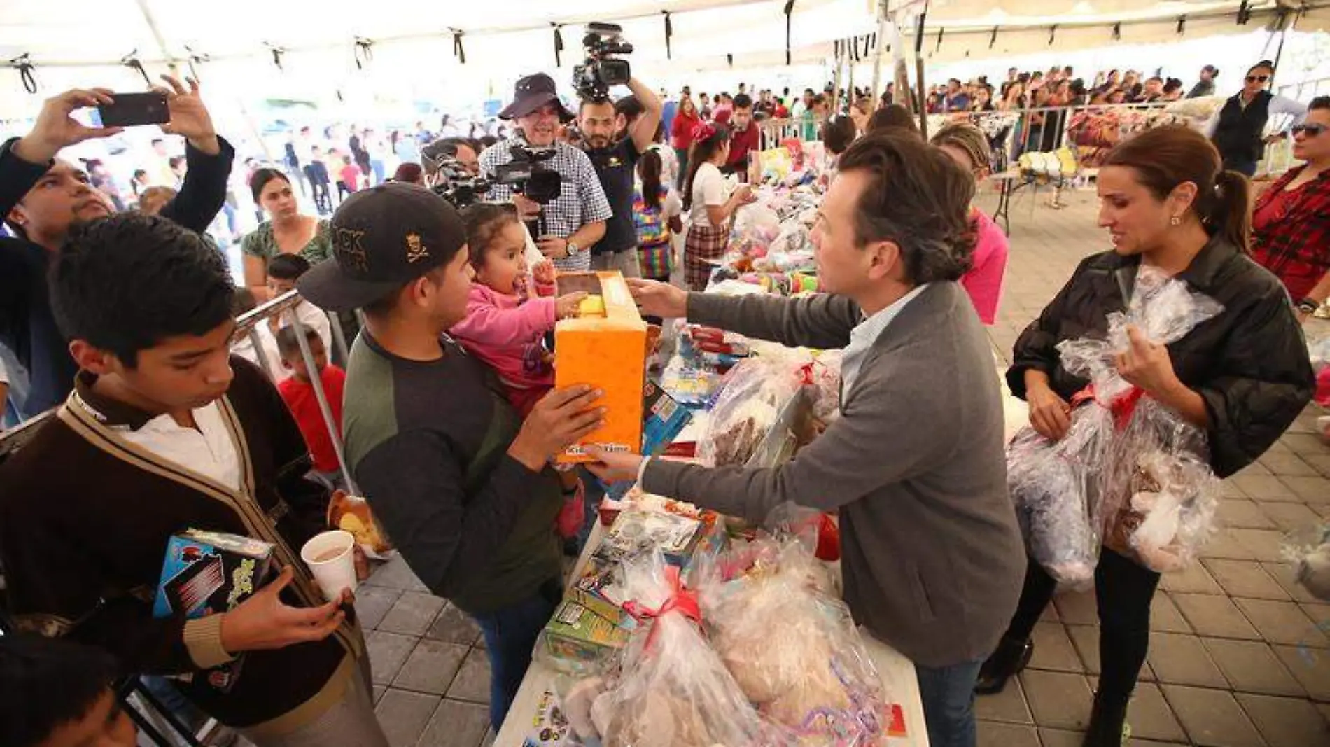 Pablo Lemus entrega de roscas y juguetes en Zapopan